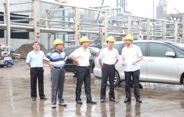 2014年6月25日，張家港市委書記姚林榮，市委常委、保稅區(qū)黨工委副書記卞東方等領(lǐng)導(dǎo)專程來(lái)華昌化工調(diào)研轉(zhuǎn)型升級(jí)項(xiàng)目。朱郁健、胡波陪同市領(lǐng)導(dǎo)實(shí)地查看并匯報(bào)有關(guān)情況。