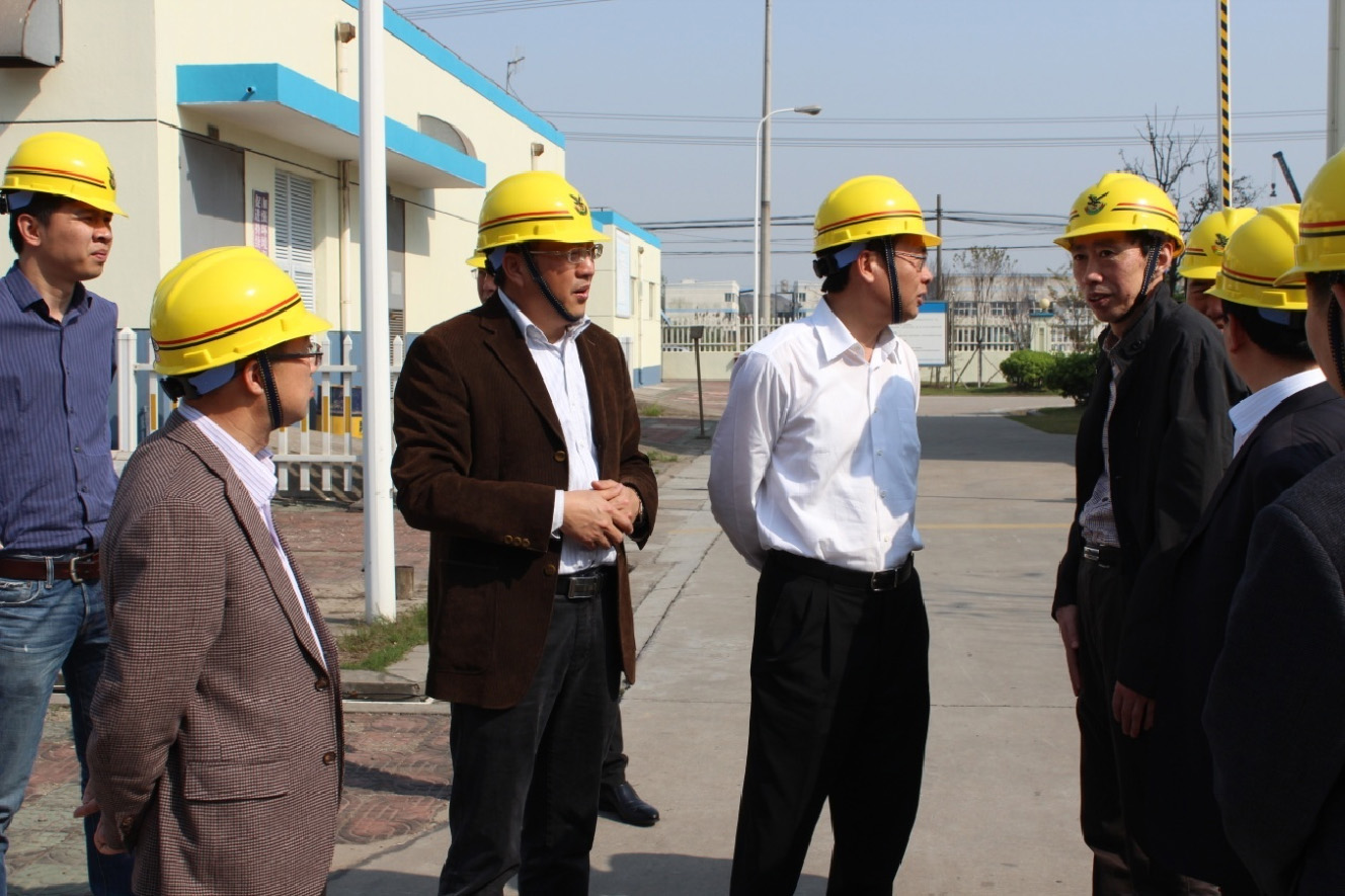 2015年4月22日，在張家港市副市長黃亞平、環(huán)保局局長黃鎮(zhèn)等領導的陪同下，張家港市市委書記姚林榮來華瑞視察工作，集團公司黨委書記路江和總經理張光耀接待了姚書記一行。